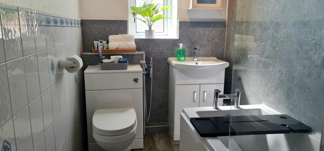 Immaculate 3-Bedrooms Dundee Apartment ภายนอก รูปภาพ