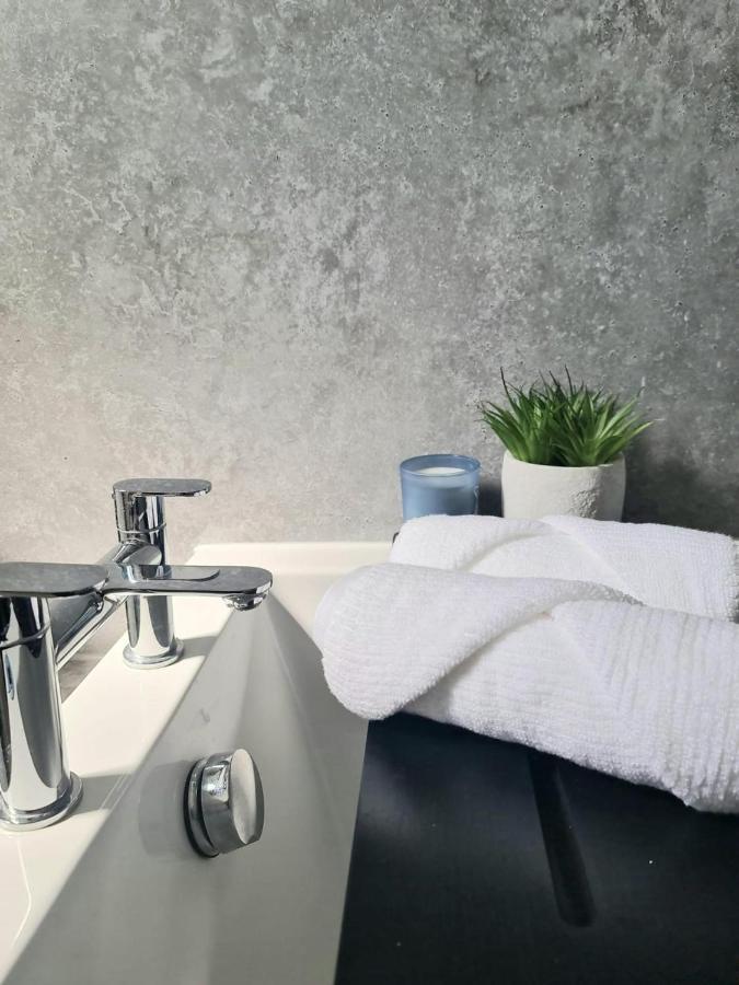 Immaculate 3-Bedrooms Dundee Apartment ภายนอก รูปภาพ