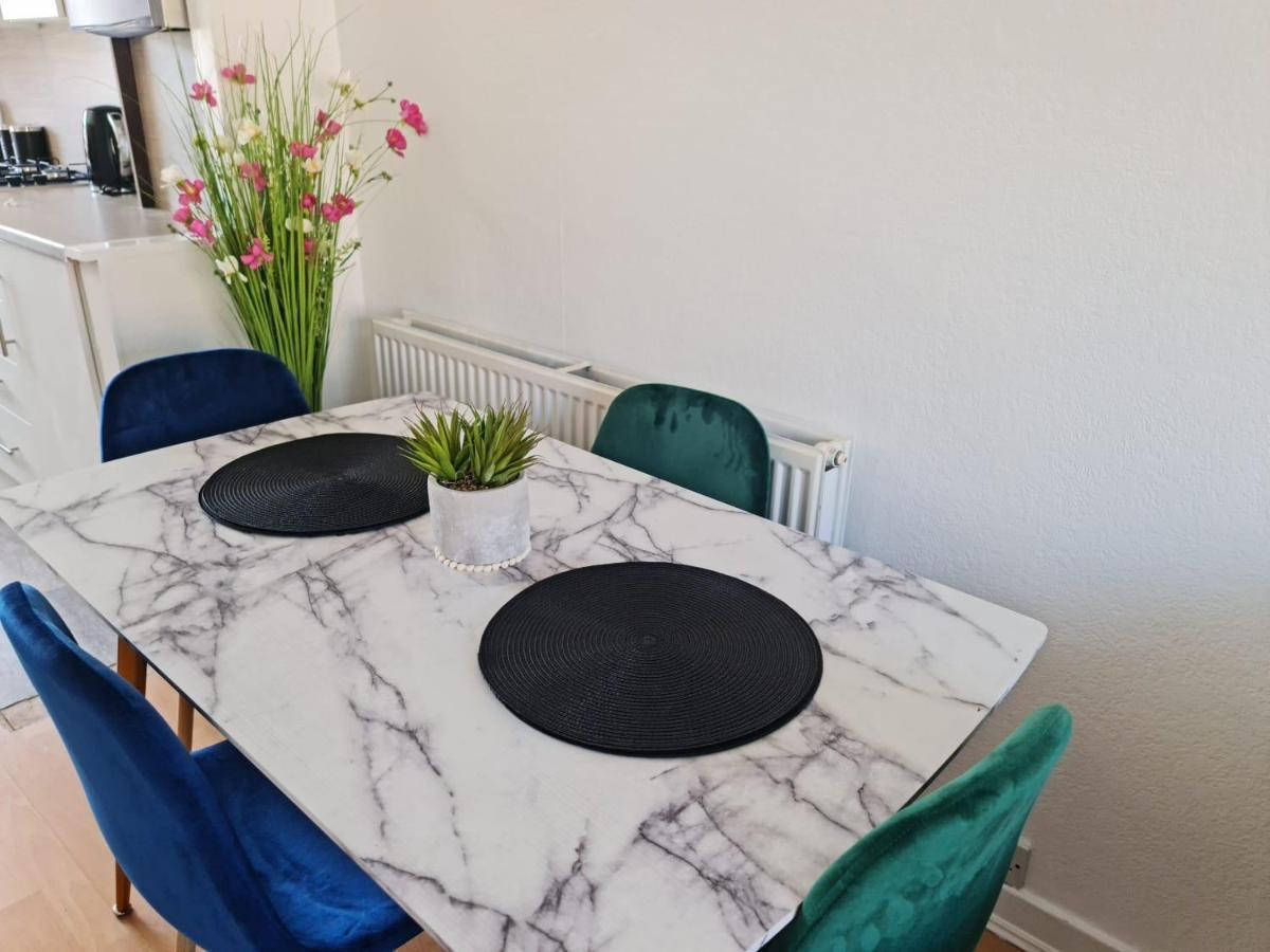 Immaculate 3-Bedrooms Dundee Apartment ภายนอก รูปภาพ